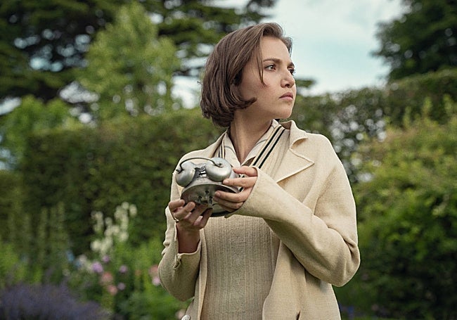 La actriz Mia McKenna-Bruce, con uno de los relojes que marcan la hora del misterio de esta adaptación.